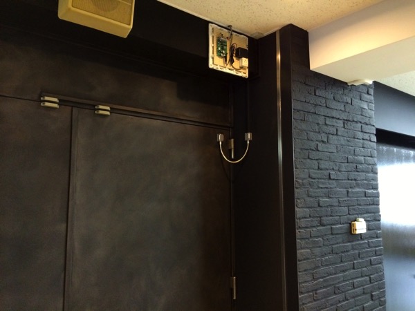 扉の部屋側上部にBluetoothユニットが設置されています