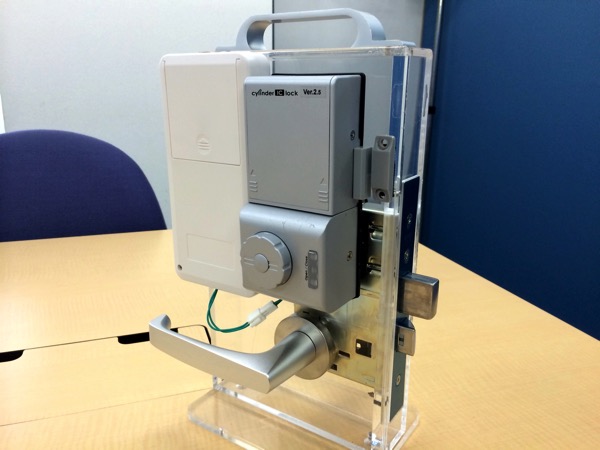 電気錠制御用Bluetoothユニットを並べて設置